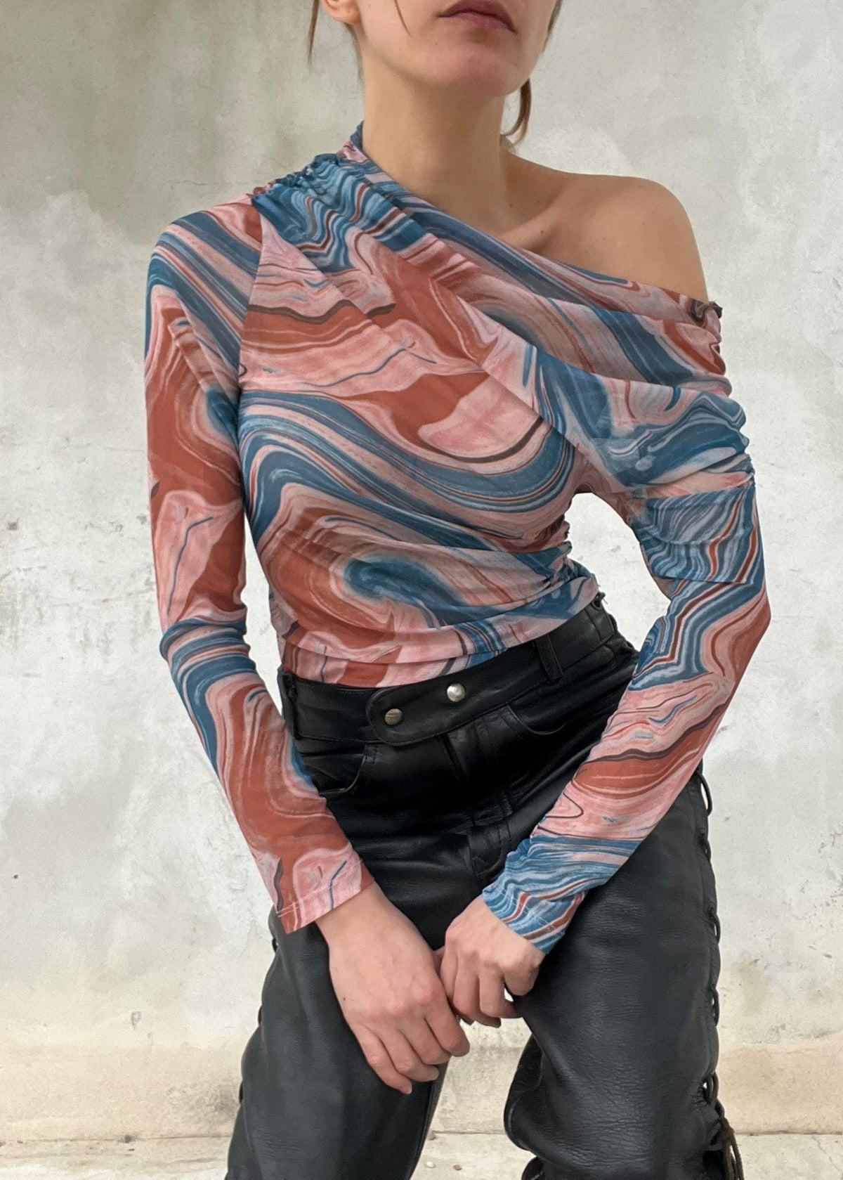 Top mesh stampa marmorizzata, top monospalla trasparente stile Y2K