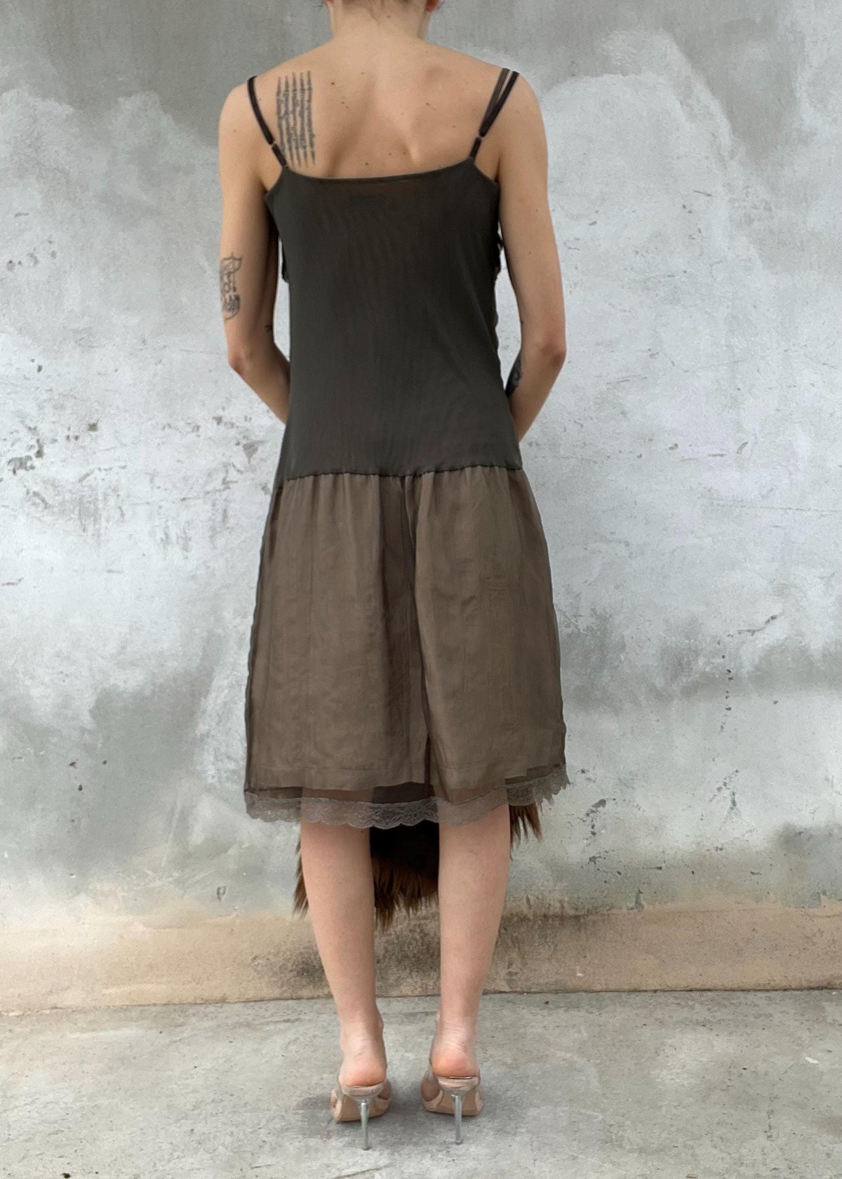Abito vintage doppio strato in tulle trasparente - slip dress Y2K marrone con stampa