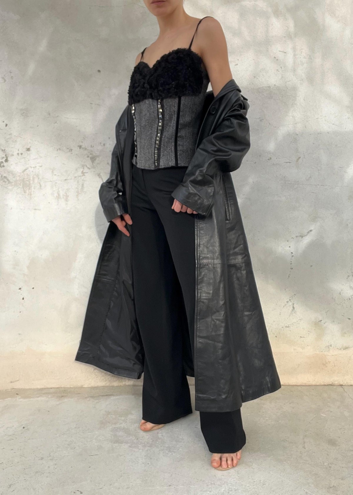 Corsetto Nero Vintage con Paillettes e Inserti in Pelliccia