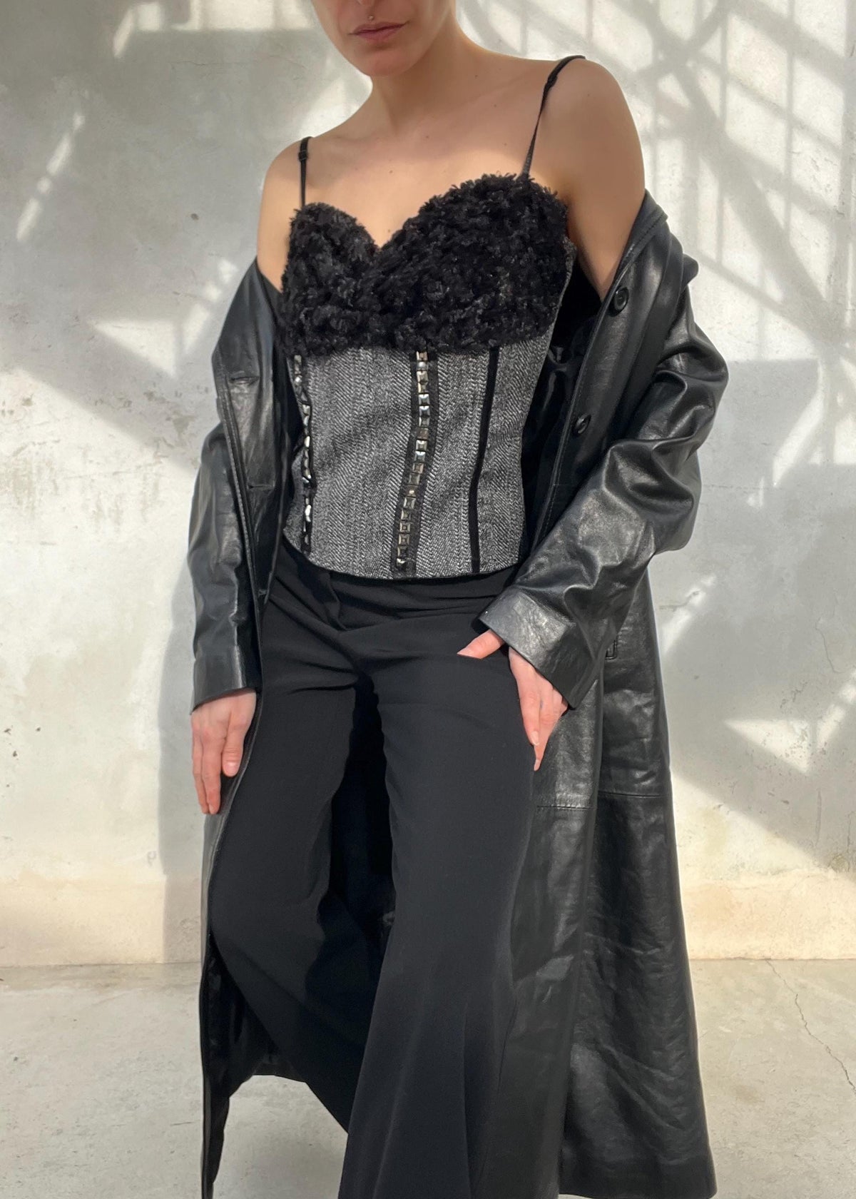 Corsetto Nero Vintage con Paillettes e Inserti in Pelliccia