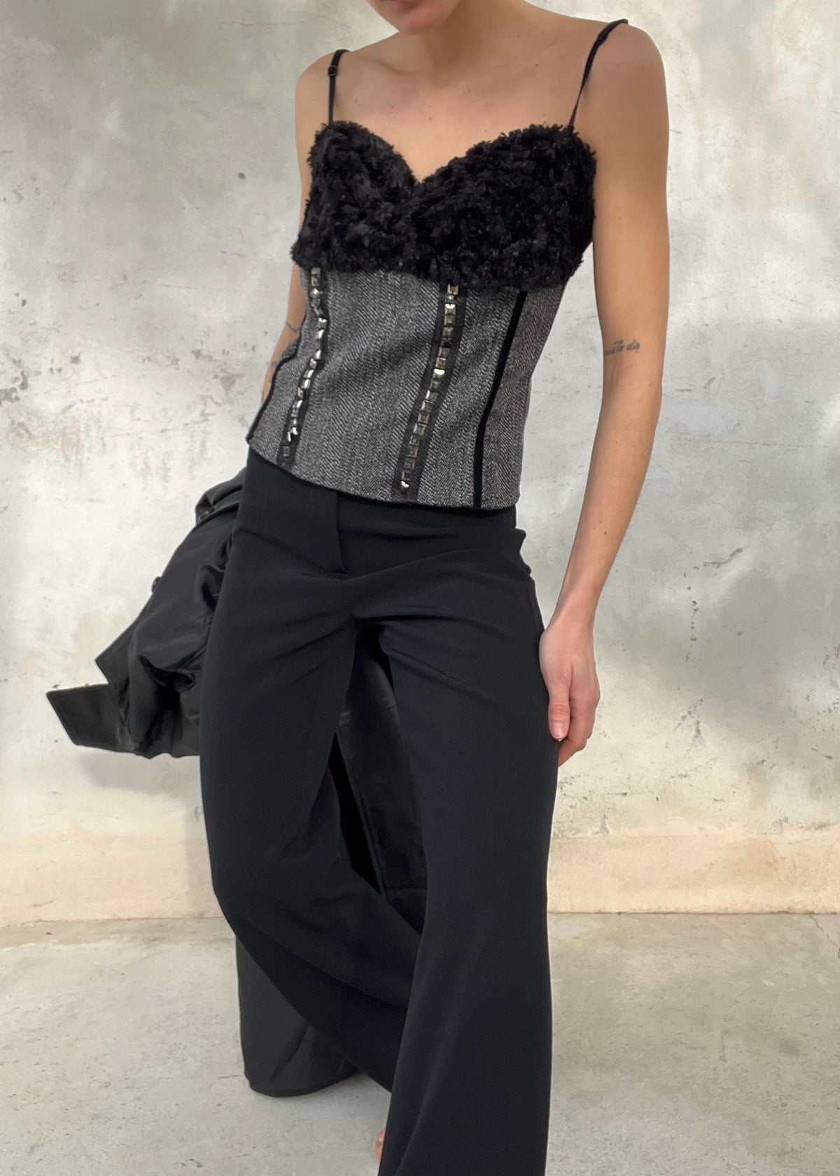Corsetto Nero Vintage con Paillettes e Inserti in Pelliccia