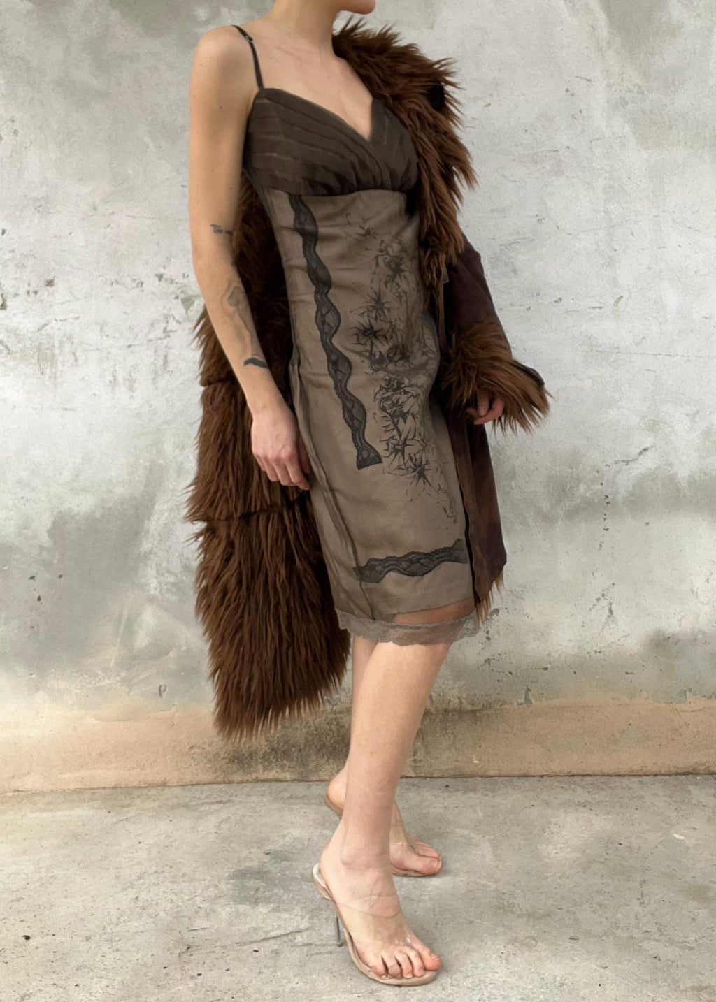 Abito vintage doppio strato in tulle trasparente - slip dress Y2K marrone con stampa