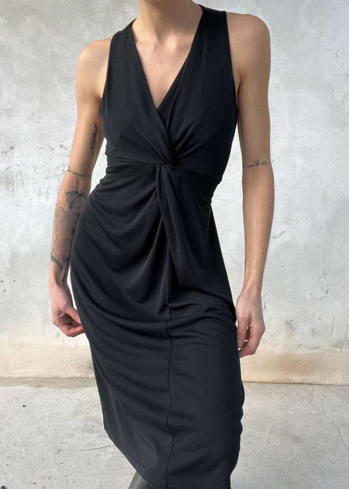 Abito nero drappeggiato MAX&Co - vestito minimal elegante Y2K con nodo frontale