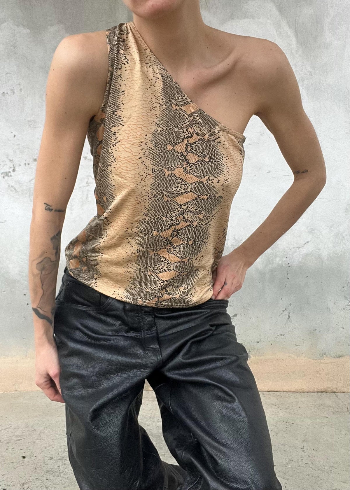 Top vintage monospalla animalier con effetto shimmer