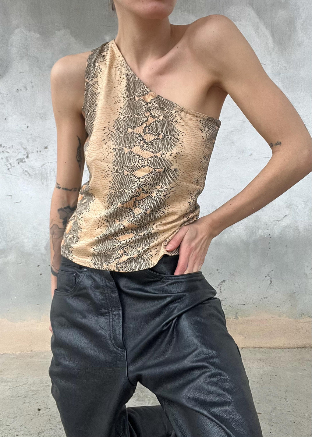 Top vintage monospalla animalier con effetto shimmer