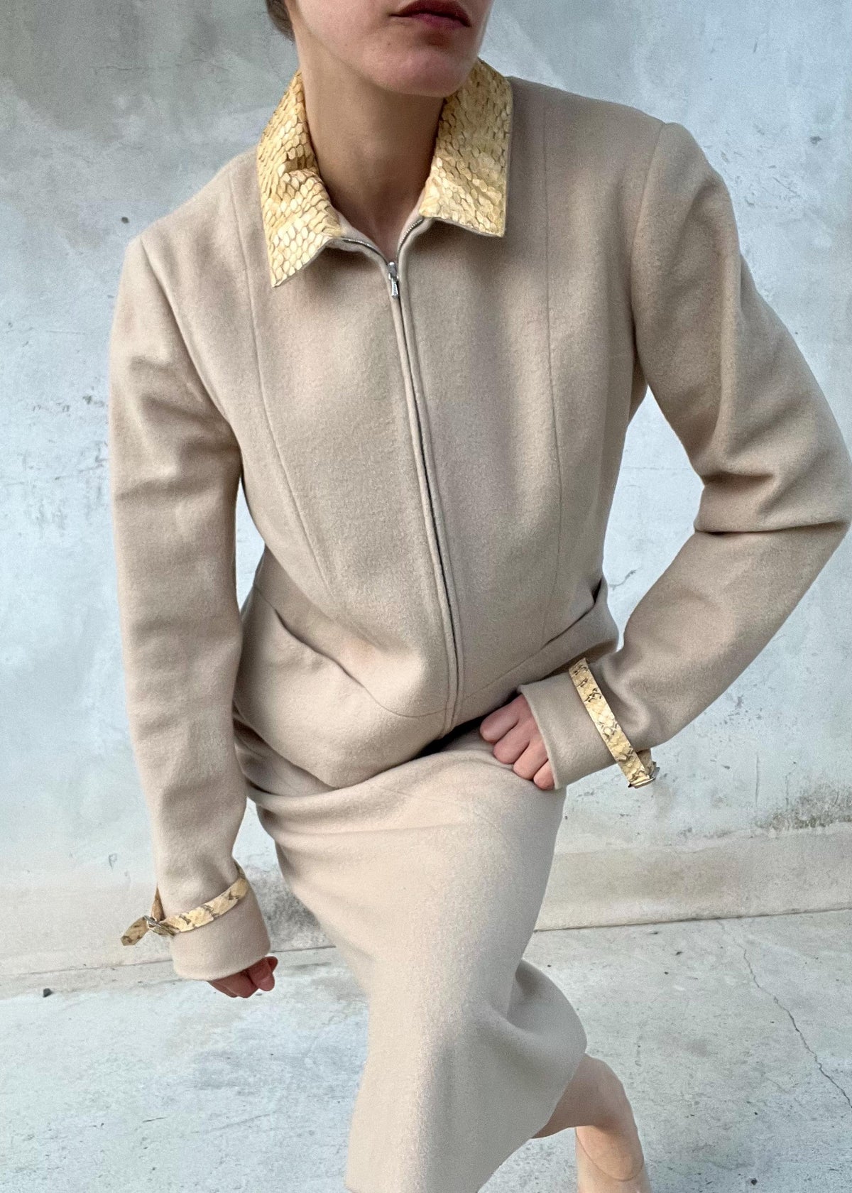 Completo Vintage in Pura Lana con Dettagli in Pitone Giallo