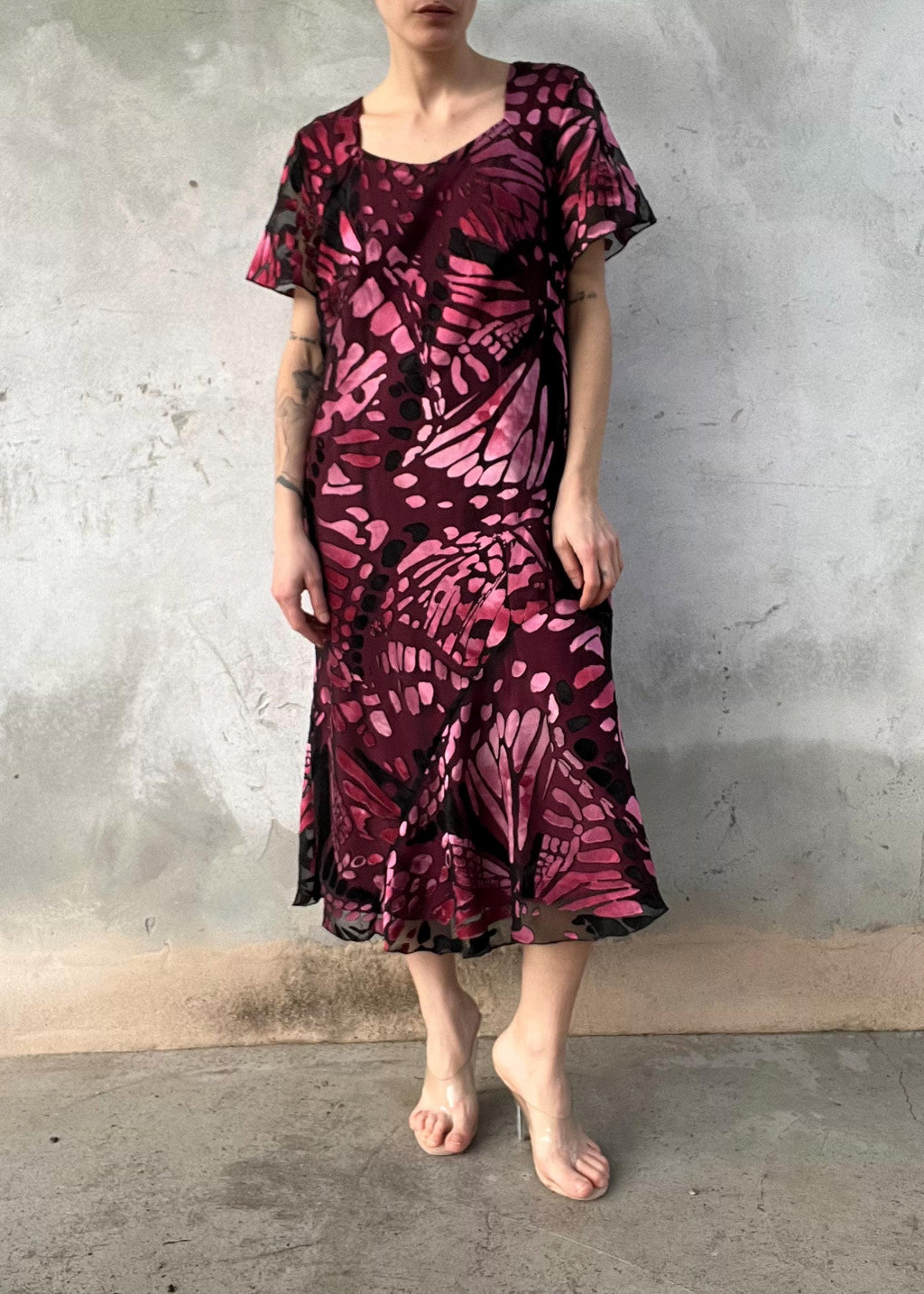 Abito midi trasparente fantasia farfalle rosa e bordeaux