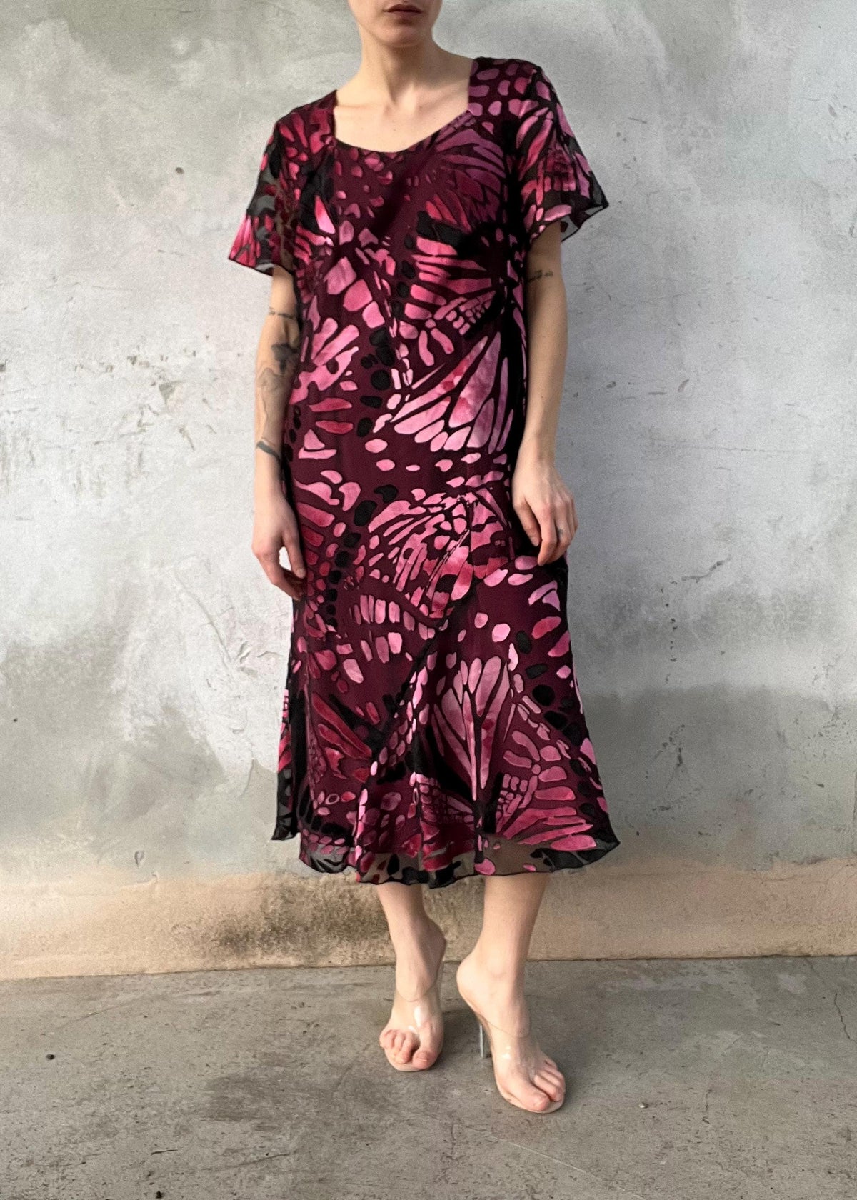 Abito midi trasparente fantasia farfalle rosa e bordeaux