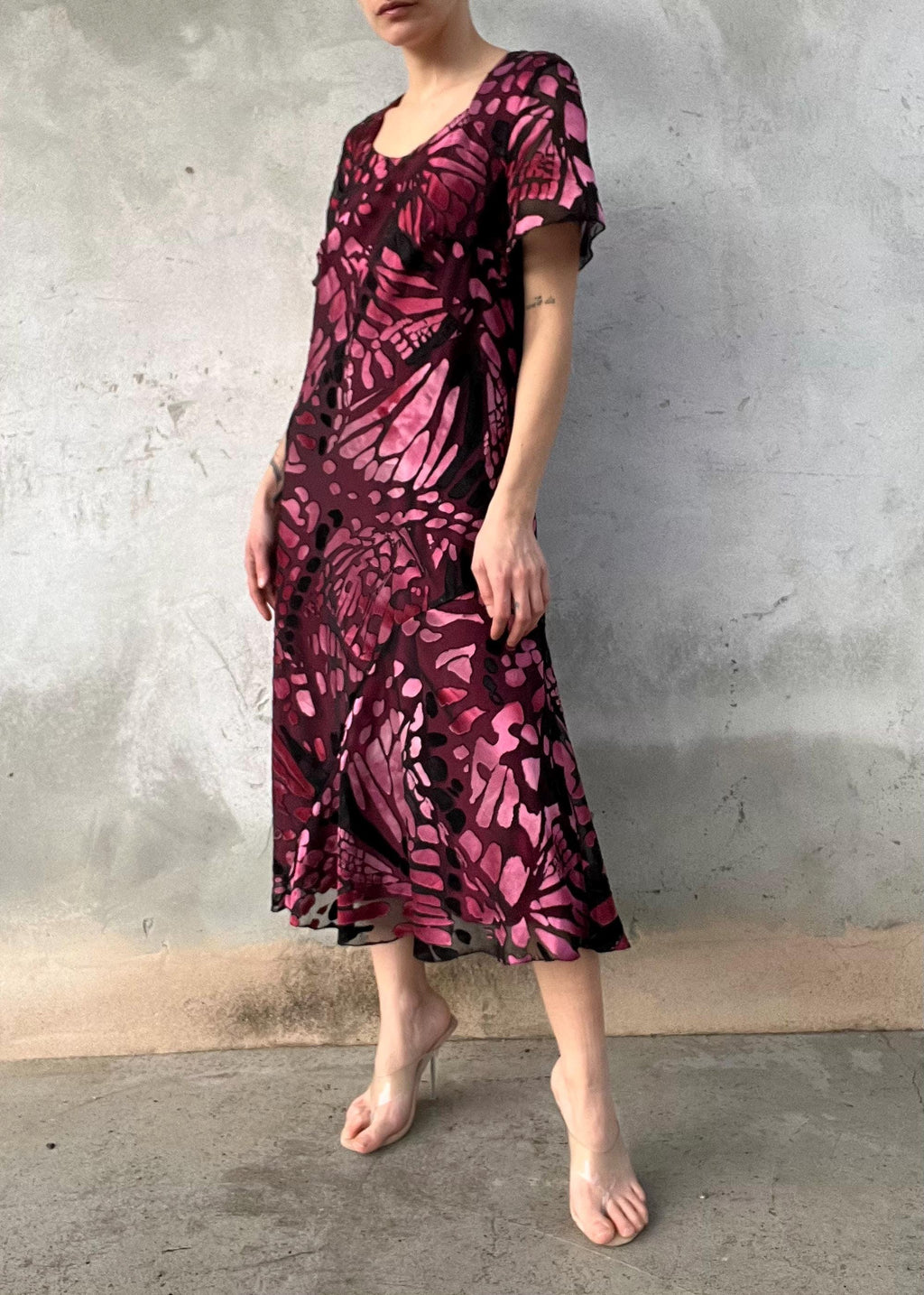 Abito midi trasparente fantasia farfalle rosa e bordeaux