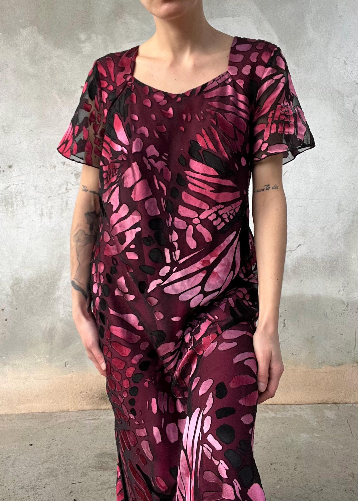 Abito midi trasparente fantasia farfalle rosa e bordeaux