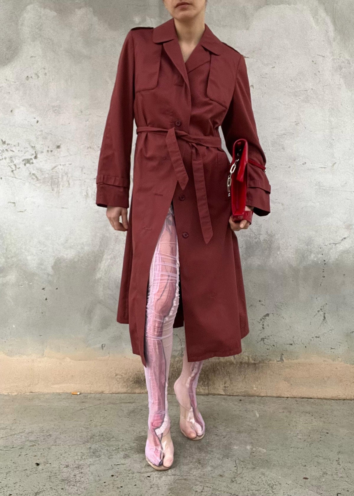 Trench vintage bordeaux con cintura