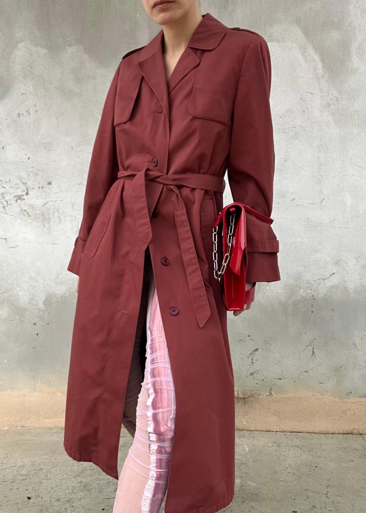 Trench vintage bordeaux con cintura