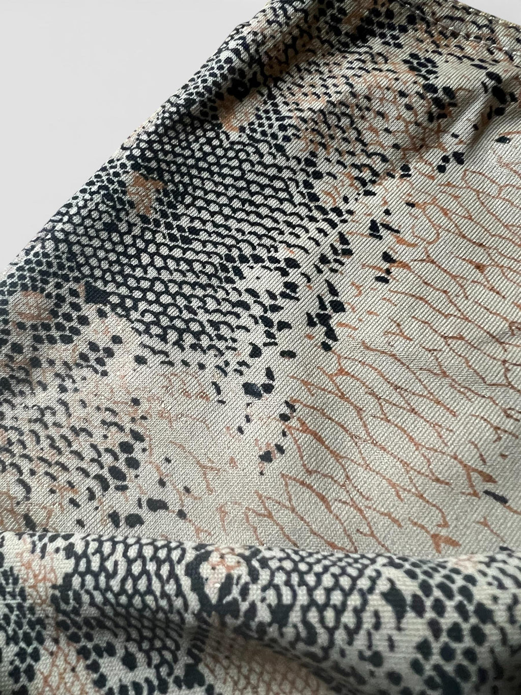Top vintage monospalla animalier con effetto shimmer
