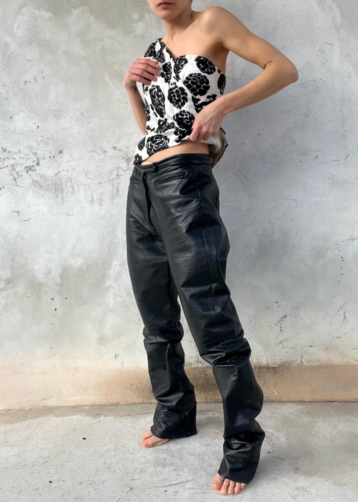 Pantaloni vintage in vera pelle nera low rise