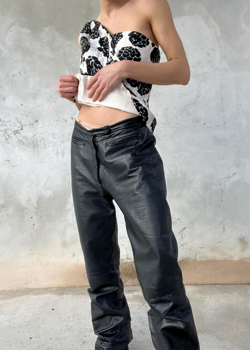 Pantaloni vintage in vera pelle nera low rise