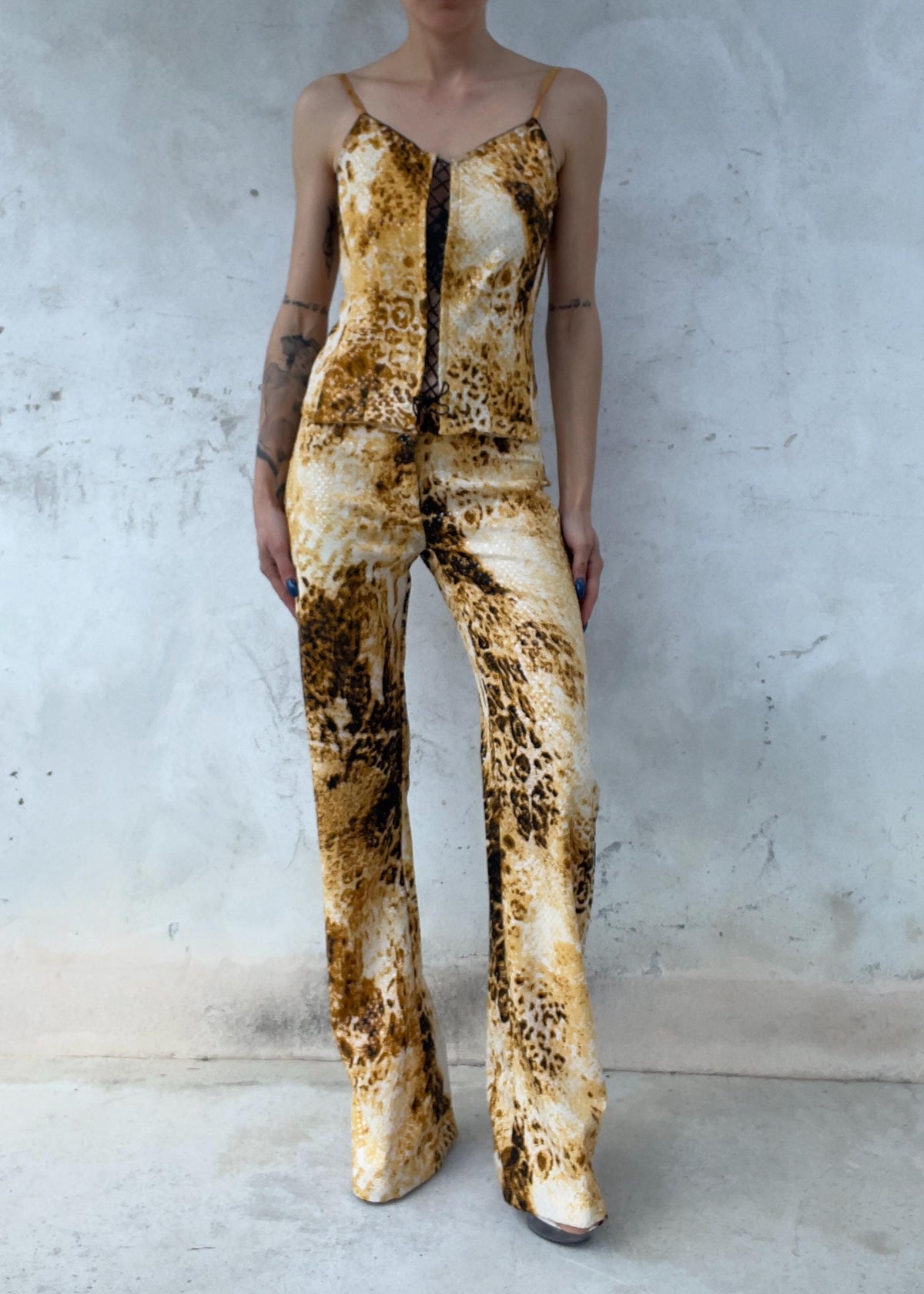 Completo Y2K animalier donna con top corsetto e pantaloni flare