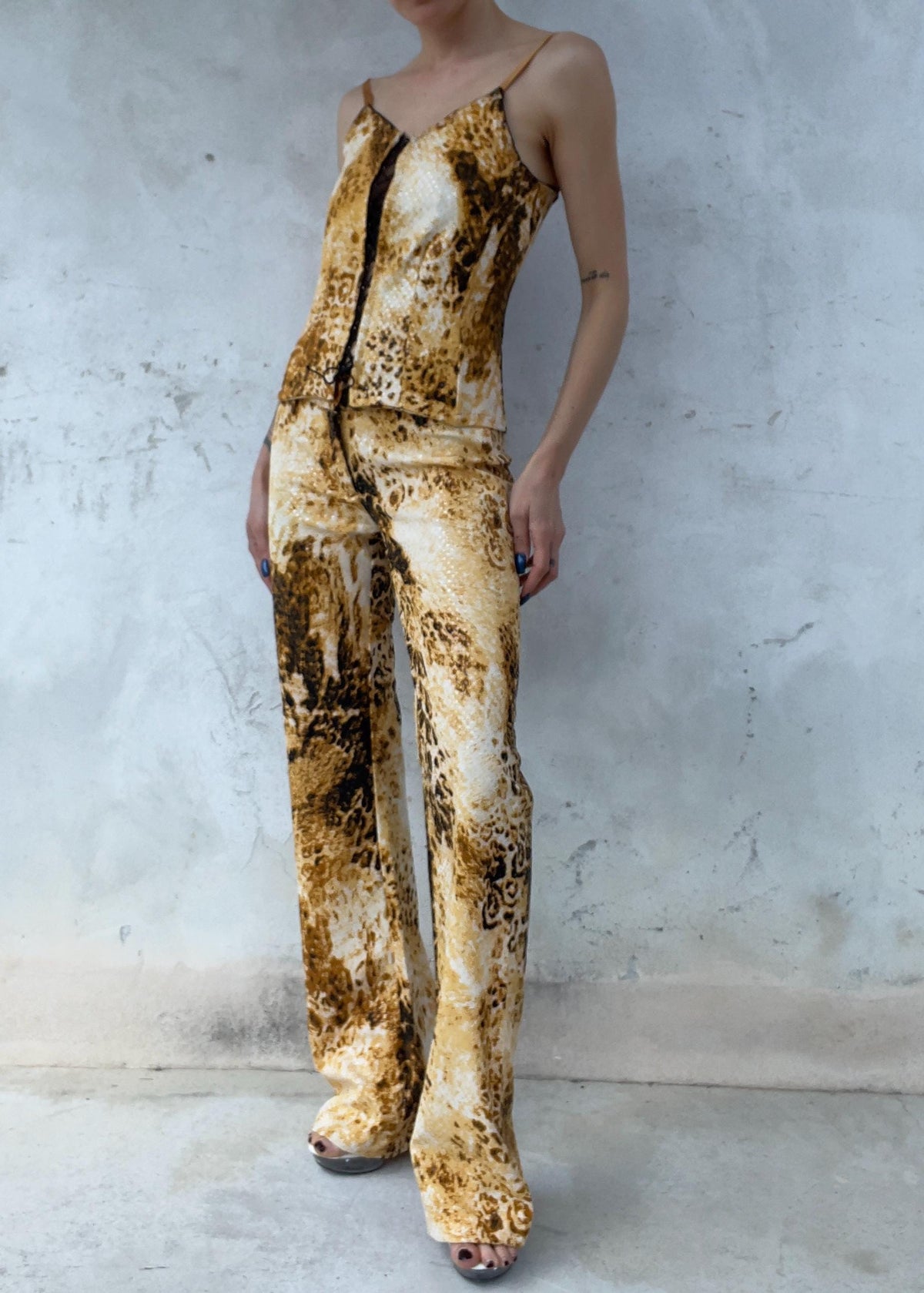Completo Y2K animalier donna con top corsetto e pantaloni flare