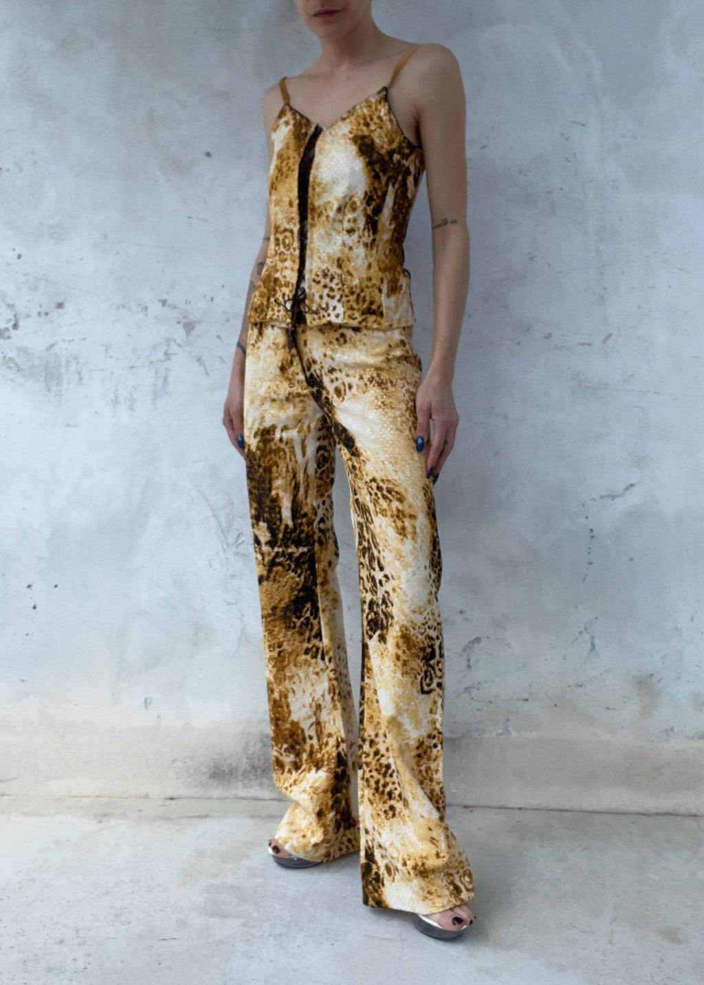 Completo Y2K animalier donna con top corsetto e pantaloni flare