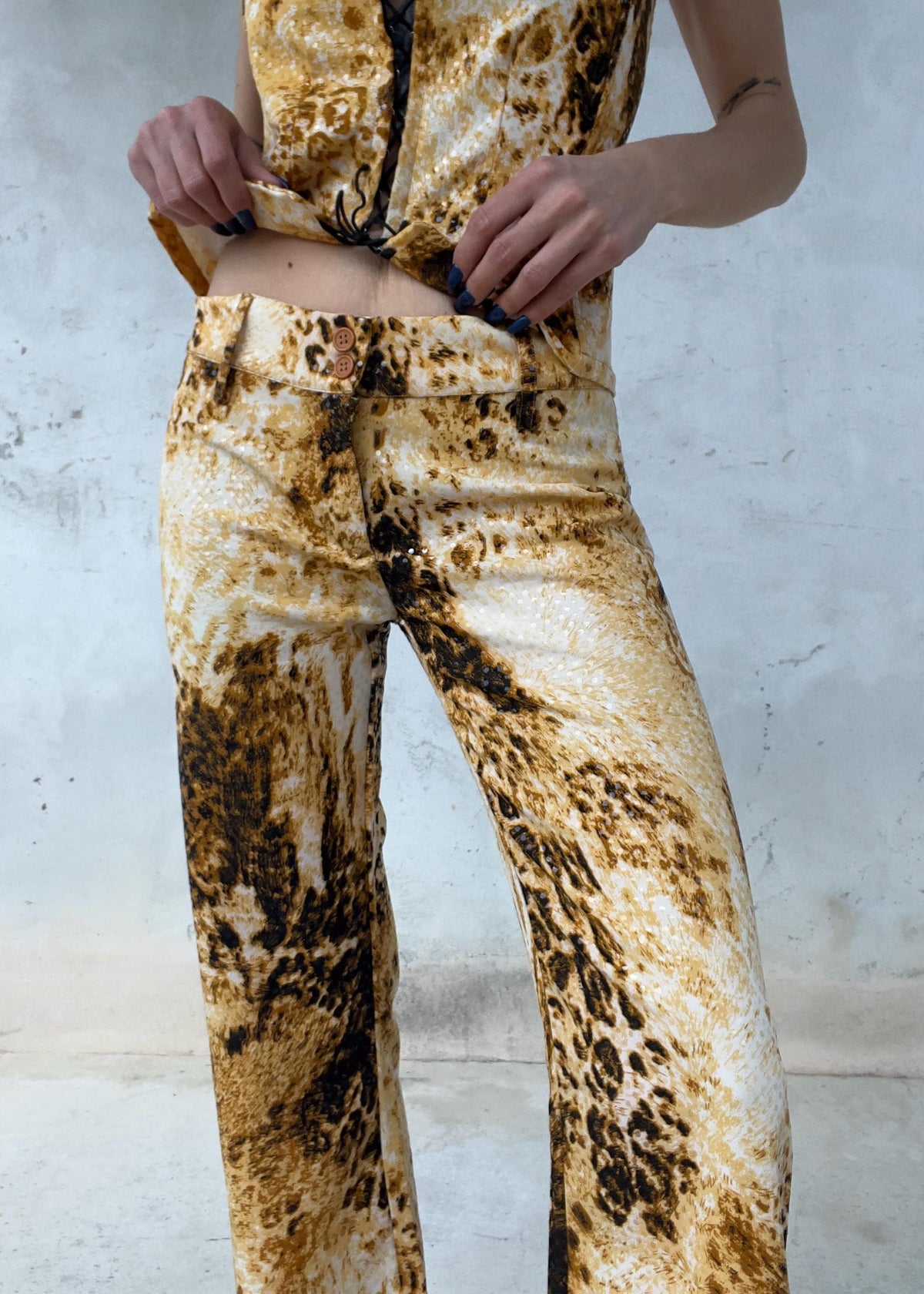 Completo Y2K animalier donna con top corsetto e pantaloni flare