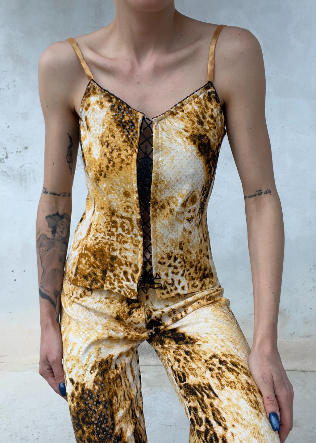 Completo Y2K animalier donna con top corsetto e pantaloni flare