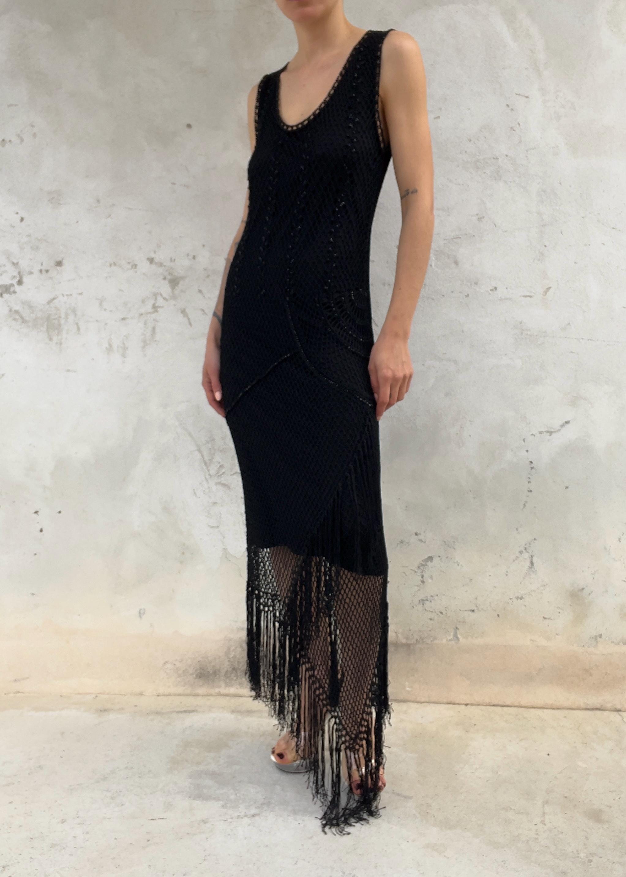 Abito lungo nero in rete con perline e frange