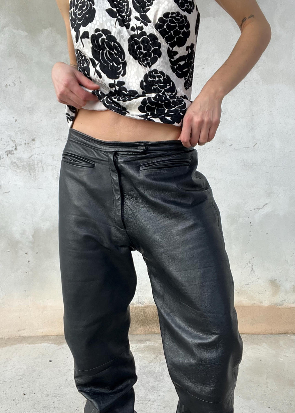 Pantaloni vintage in vera pelle nera low rise