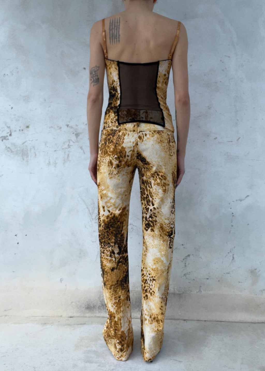 Completo Y2K animalier donna con top corsetto e pantaloni flare
