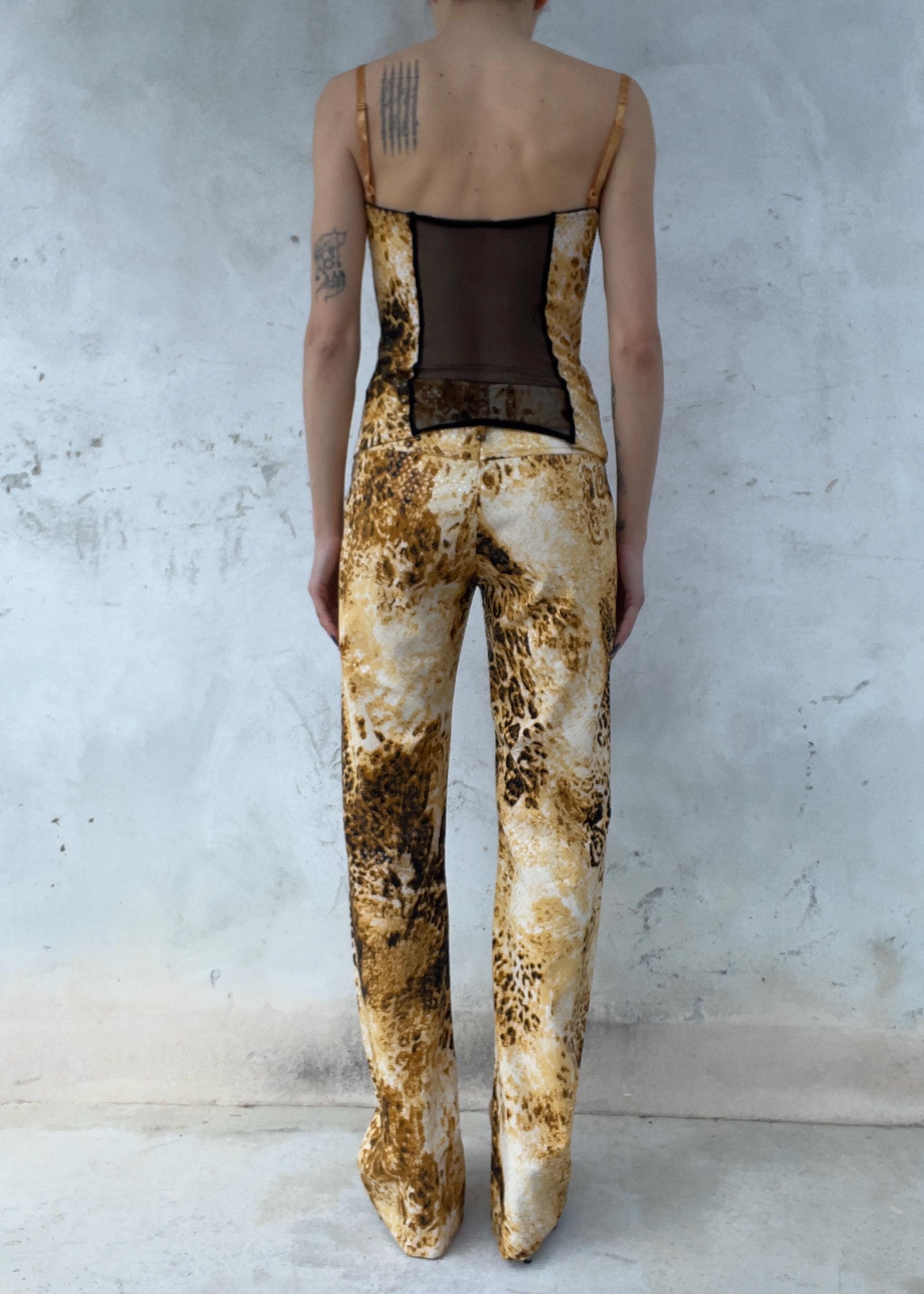 Completo Y2K animalier donna con top corsetto e pantaloni flare