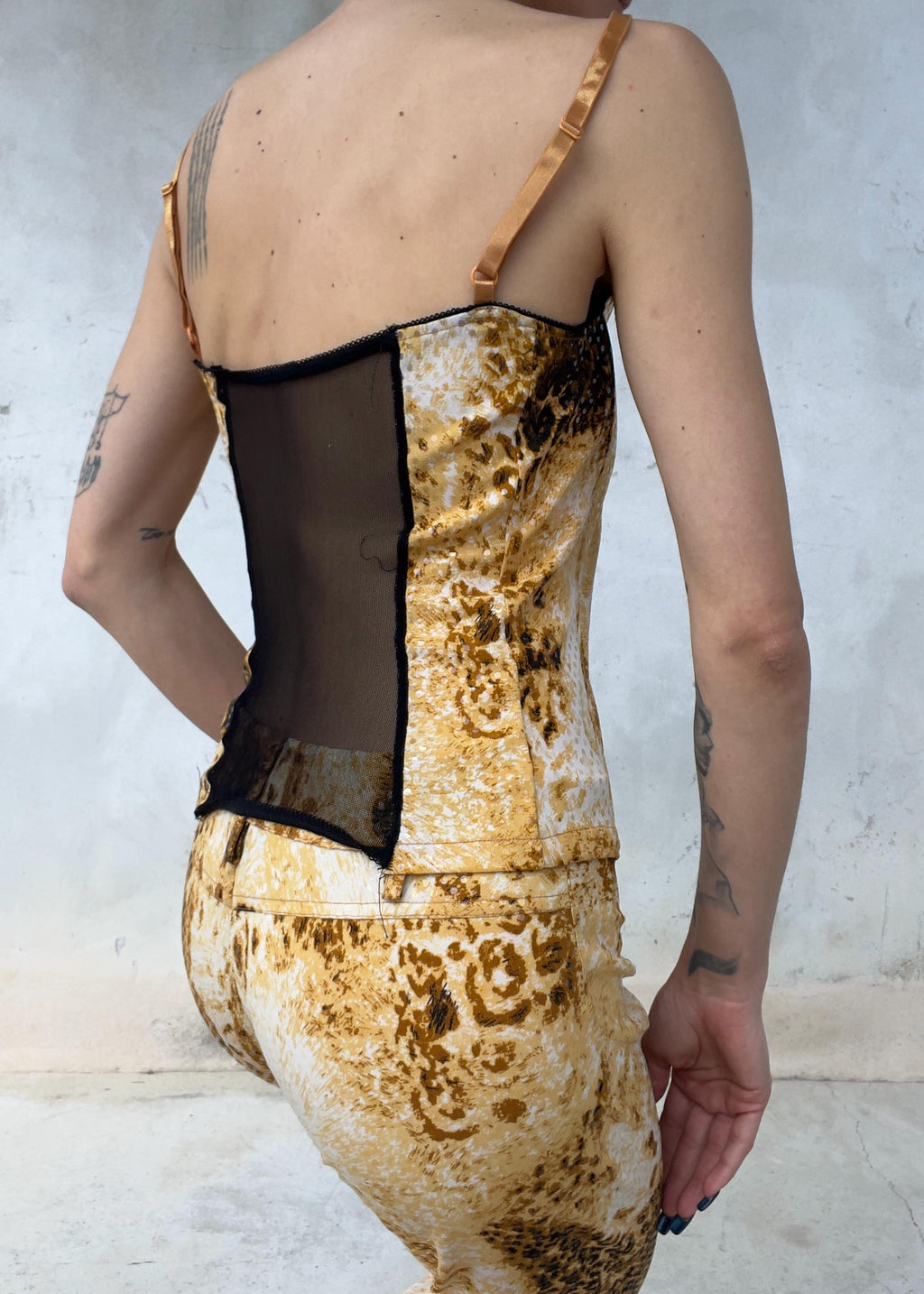 Completo Y2K animalier donna con top corsetto e pantaloni flare