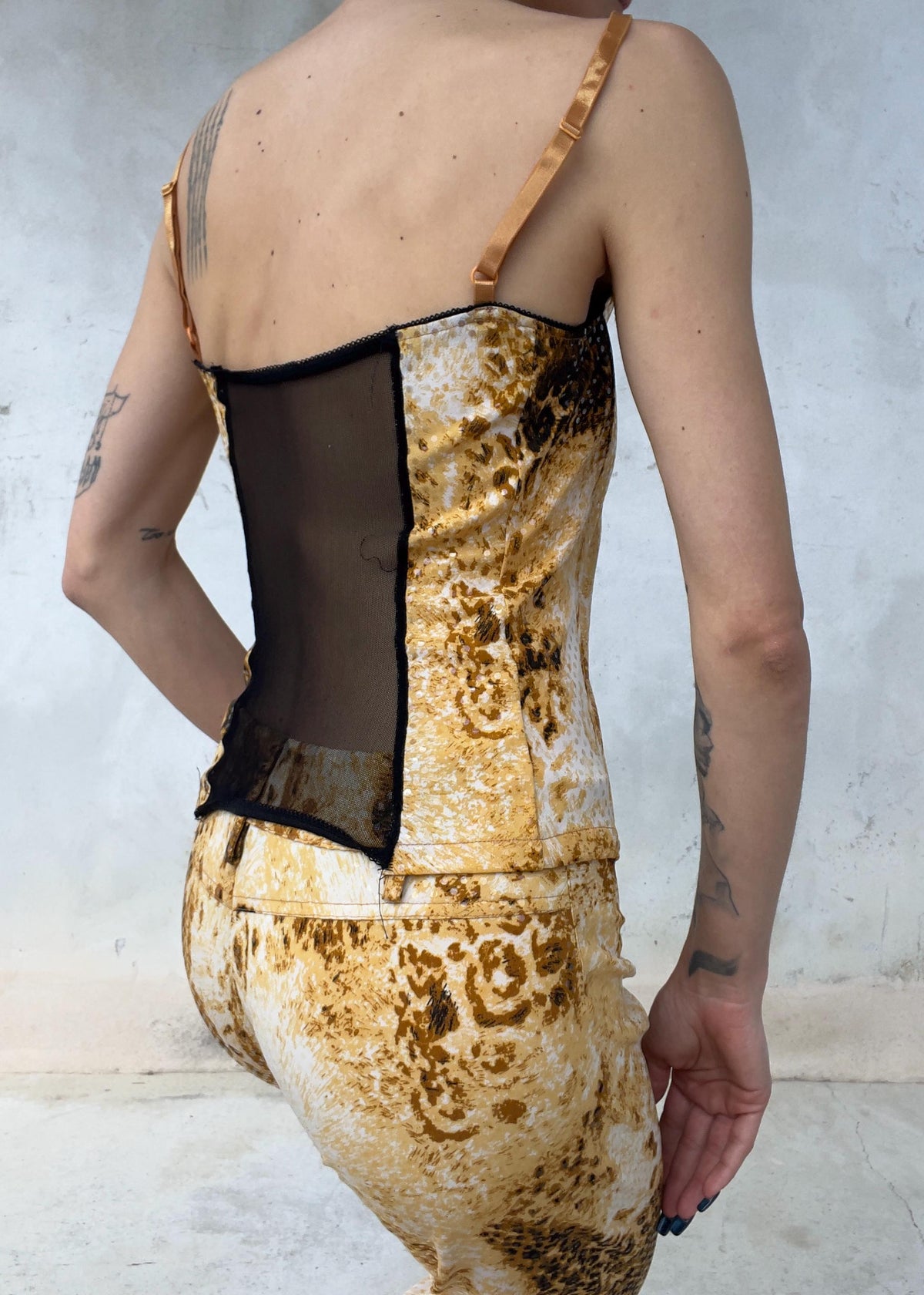 Completo Y2K animalier donna con top corsetto e pantaloni flare