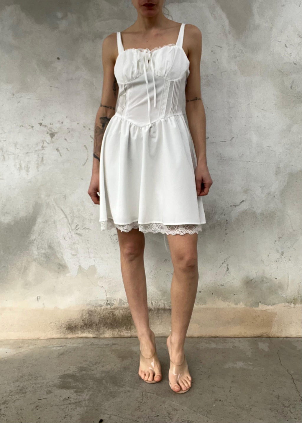 Abito bianco coquette con corsetto e pizzo