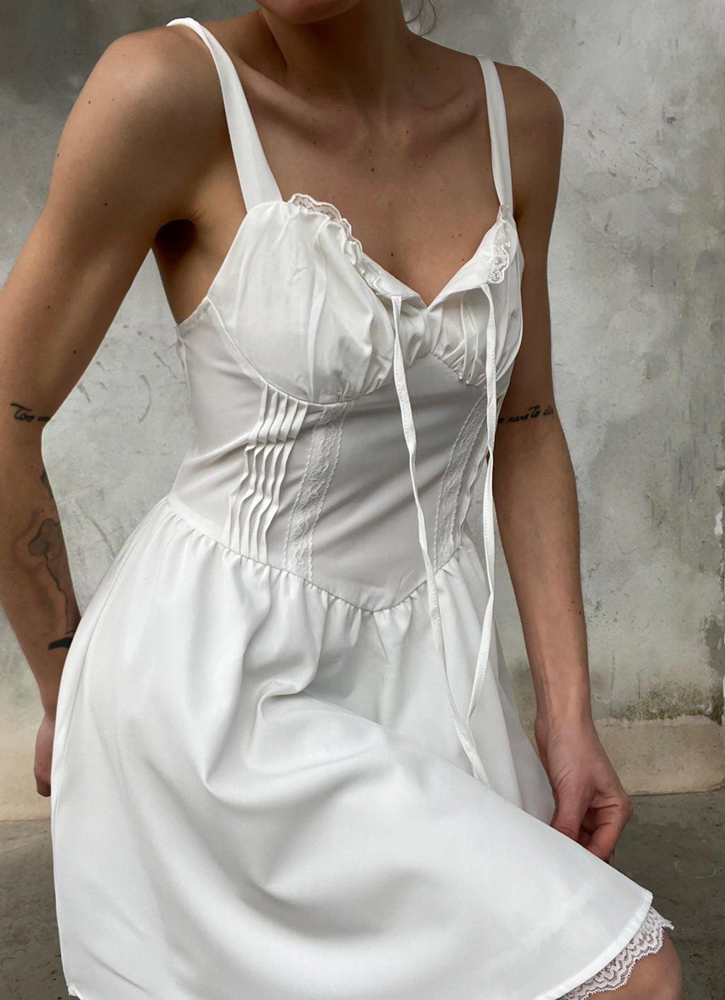 Abito bianco coquette con corsetto e pizzo