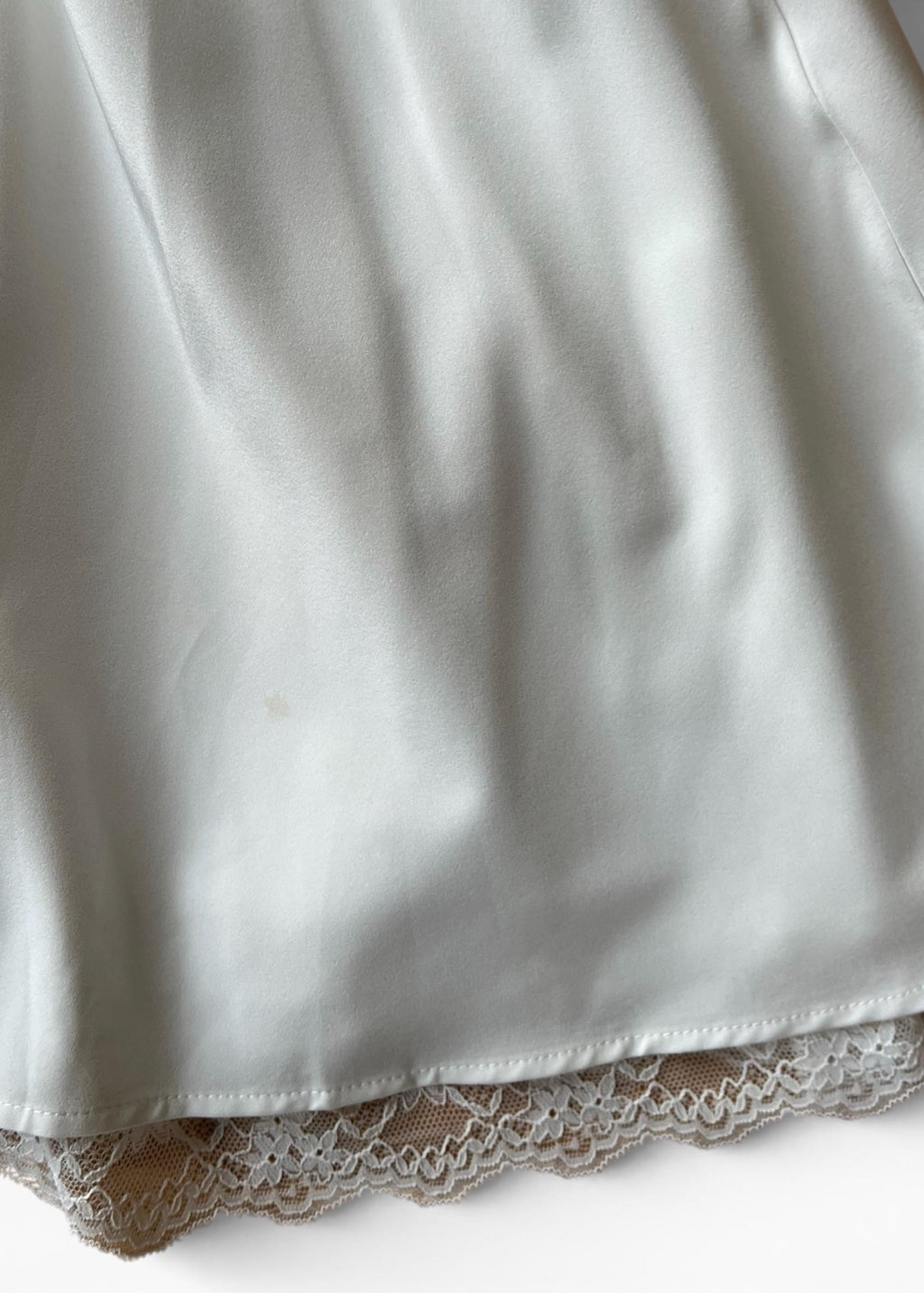Abito bianco coquette con corsetto e pizzo