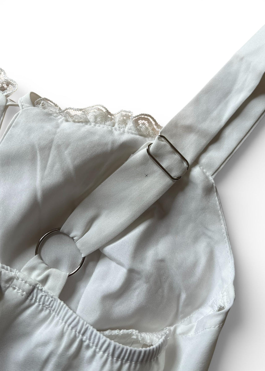 Abito bianco coquette con corsetto e pizzo