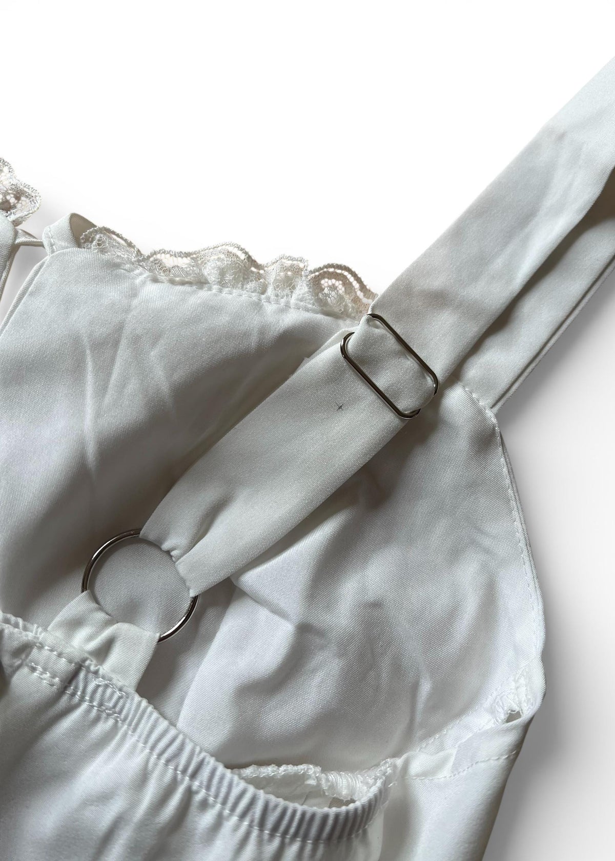 Abito bianco coquette con corsetto e pizzo