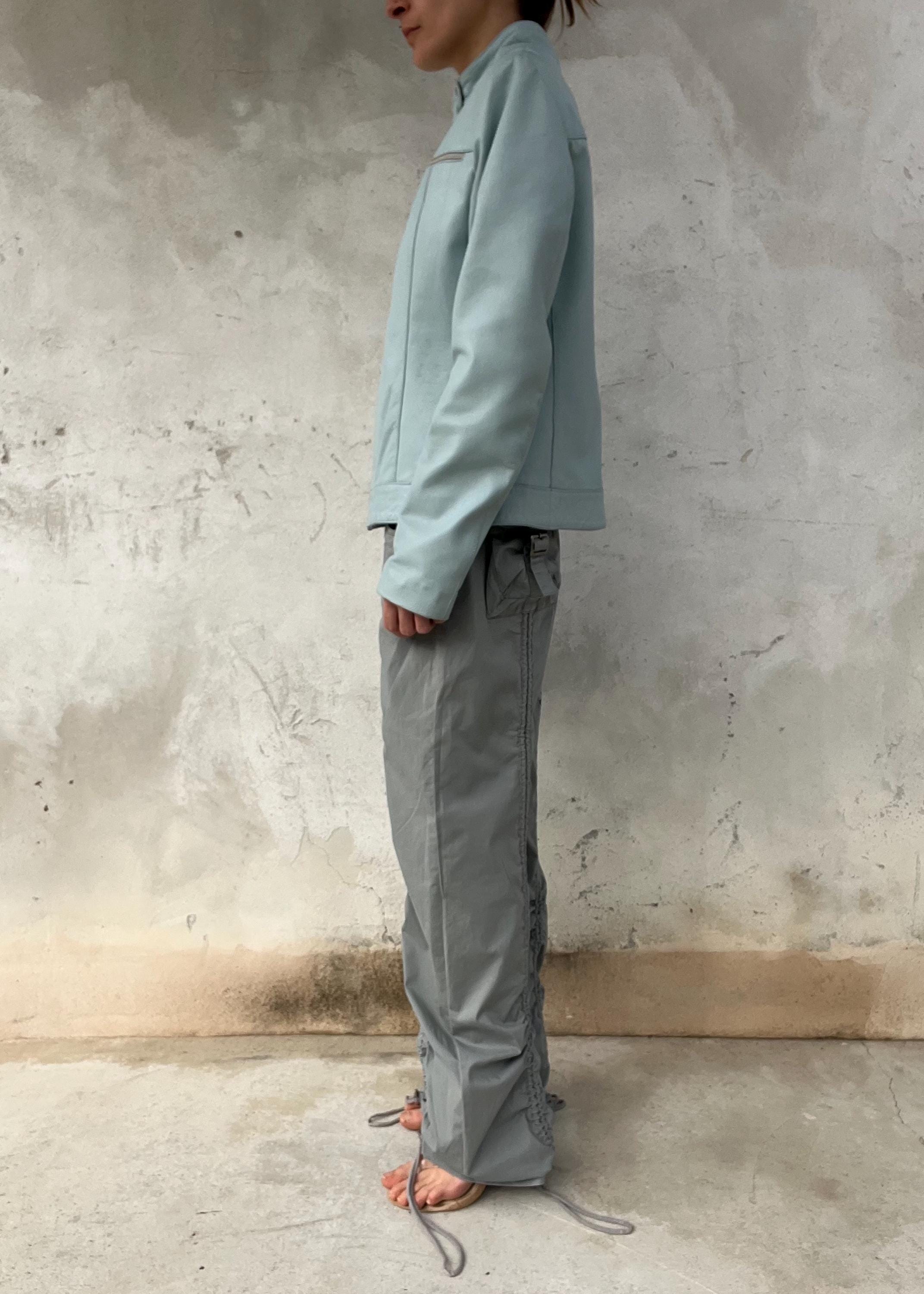 Giacca in vera pelle baby blue Y2K biker minimal con zip argento
