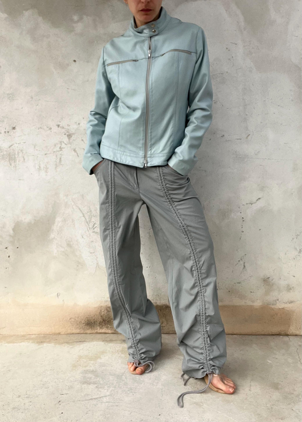 Giacca in vera pelle baby blue Y2K biker minimal con zip argento