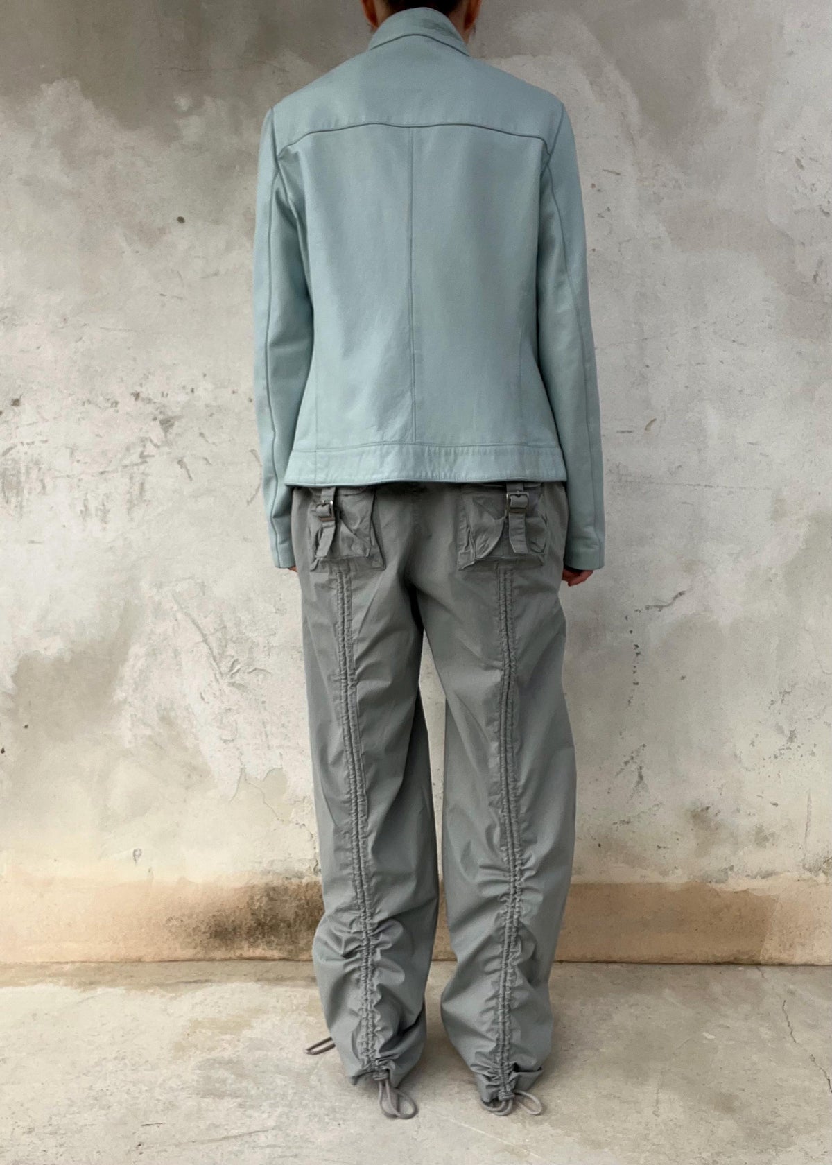Giacca in vera pelle baby blue Y2K biker minimal con zip argento