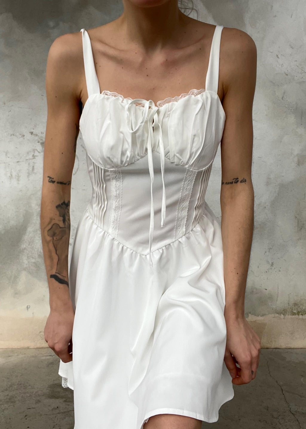 Abito bianco coquette con corsetto e pizzo