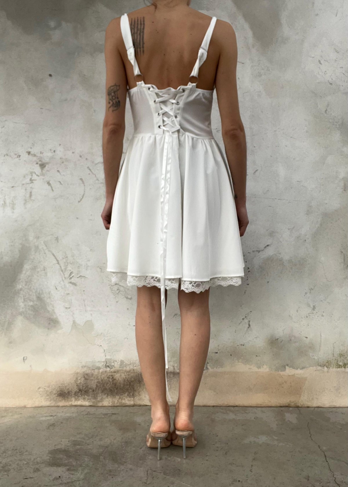 Abito bianco coquette con corsetto e pizzo