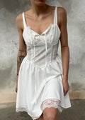 Abito bianco coquette con corsetto e pizzo