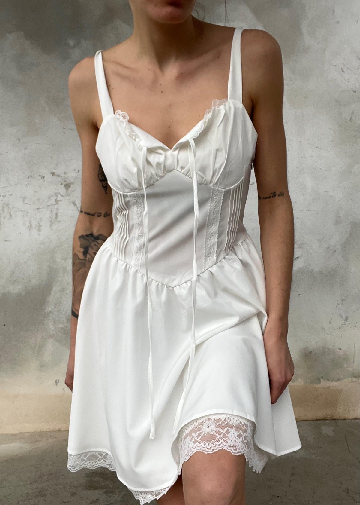 Abito bianco coquette con corsetto e pizzo
