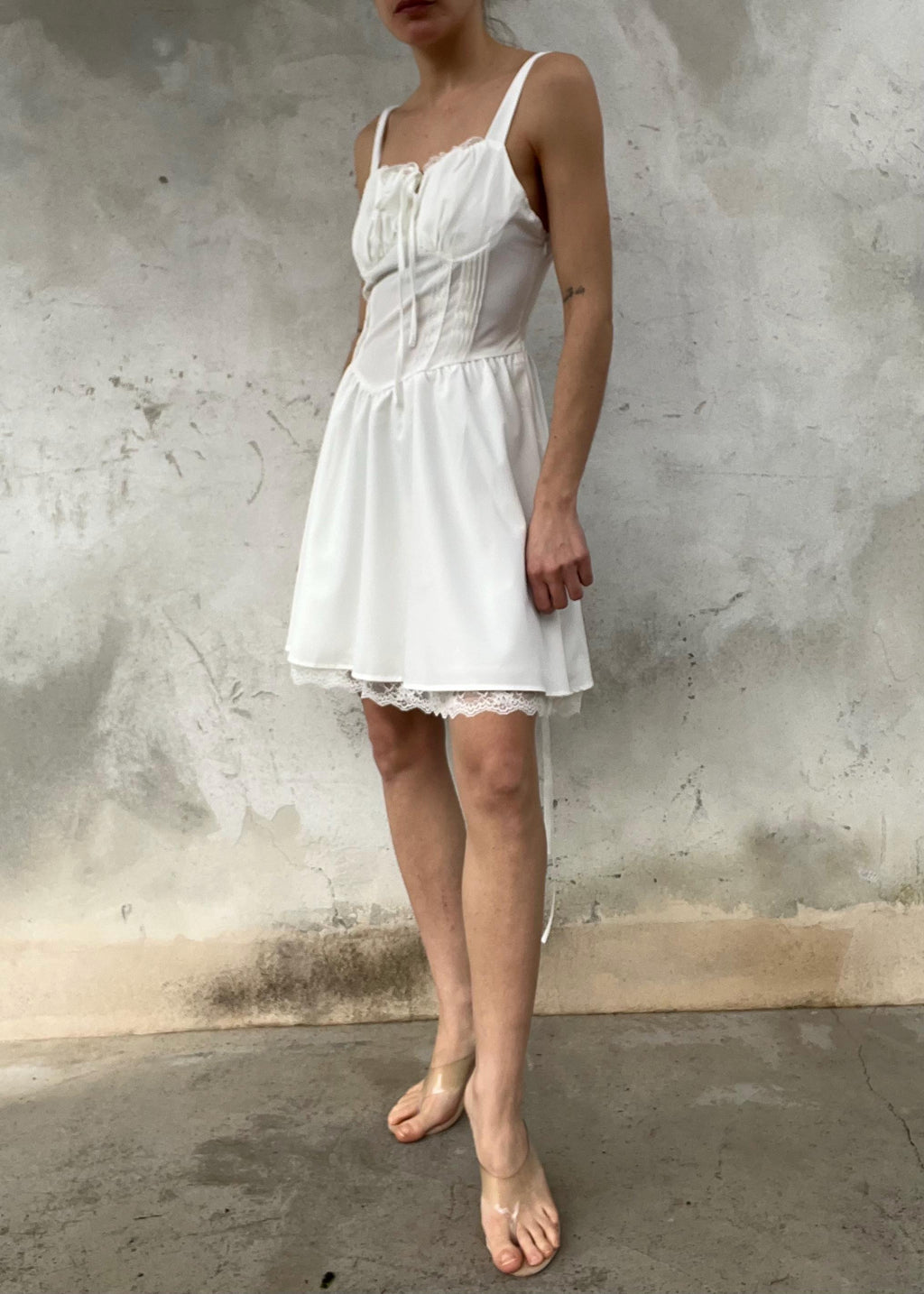 Abito bianco coquette con corsetto e pizzo