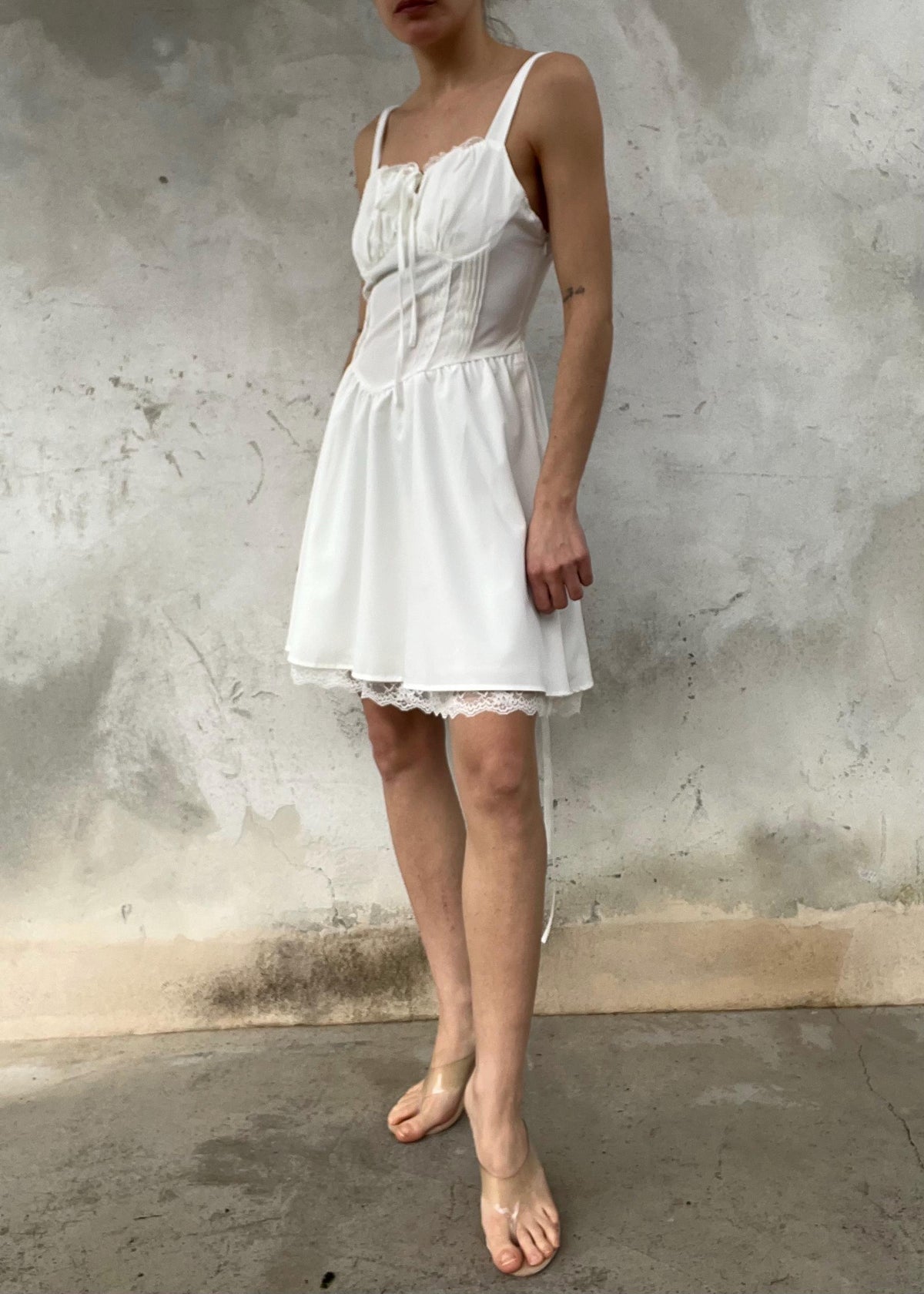 Abito bianco coquette con corsetto e pizzo