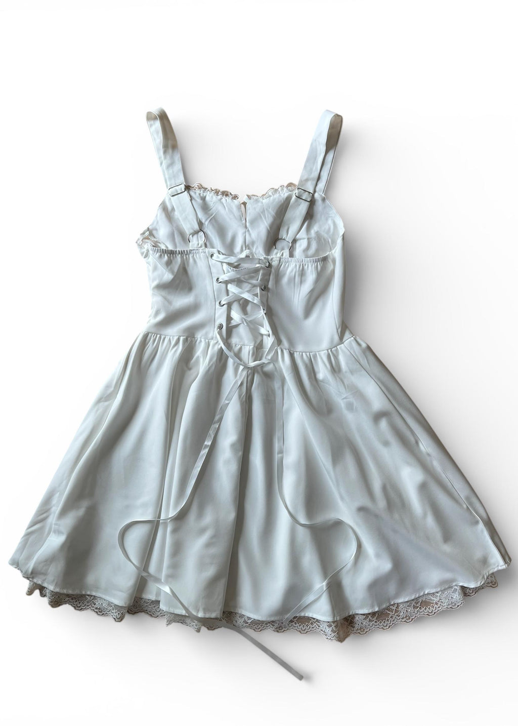 Abito bianco coquette con corsetto e pizzo