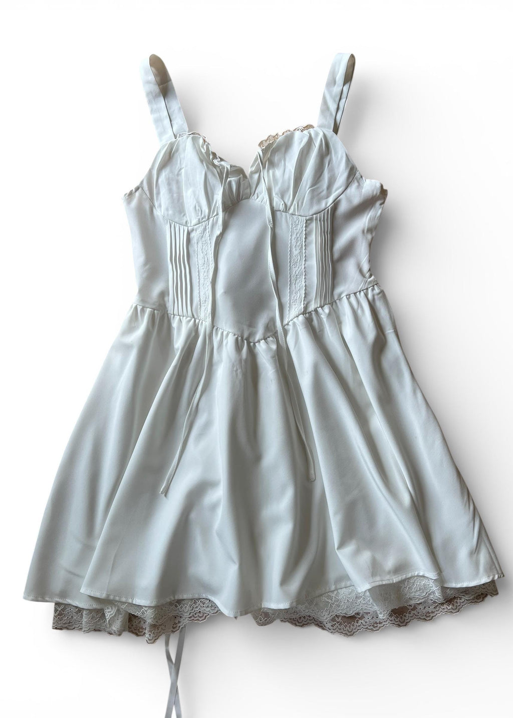 Abito bianco coquette con corsetto e pizzo