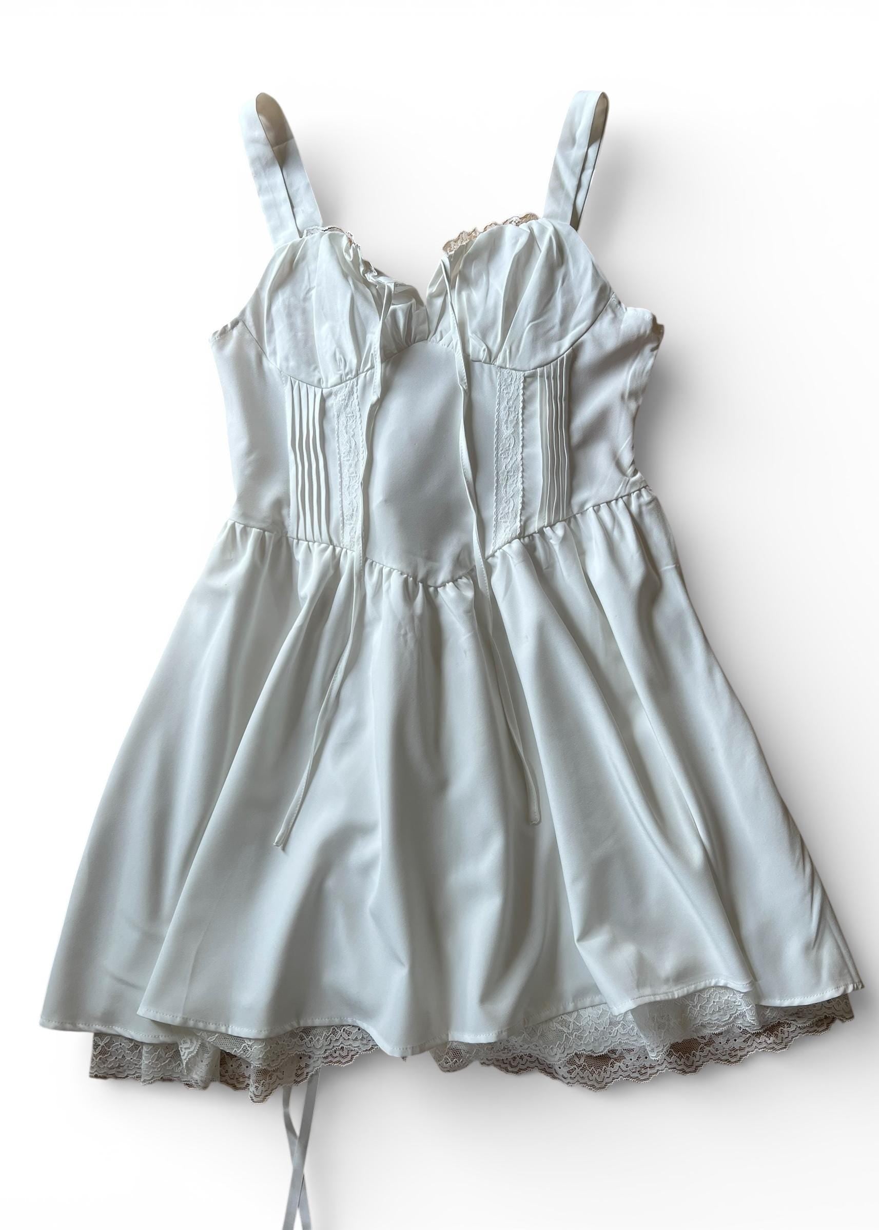 Abito bianco coquette con corsetto e pizzo