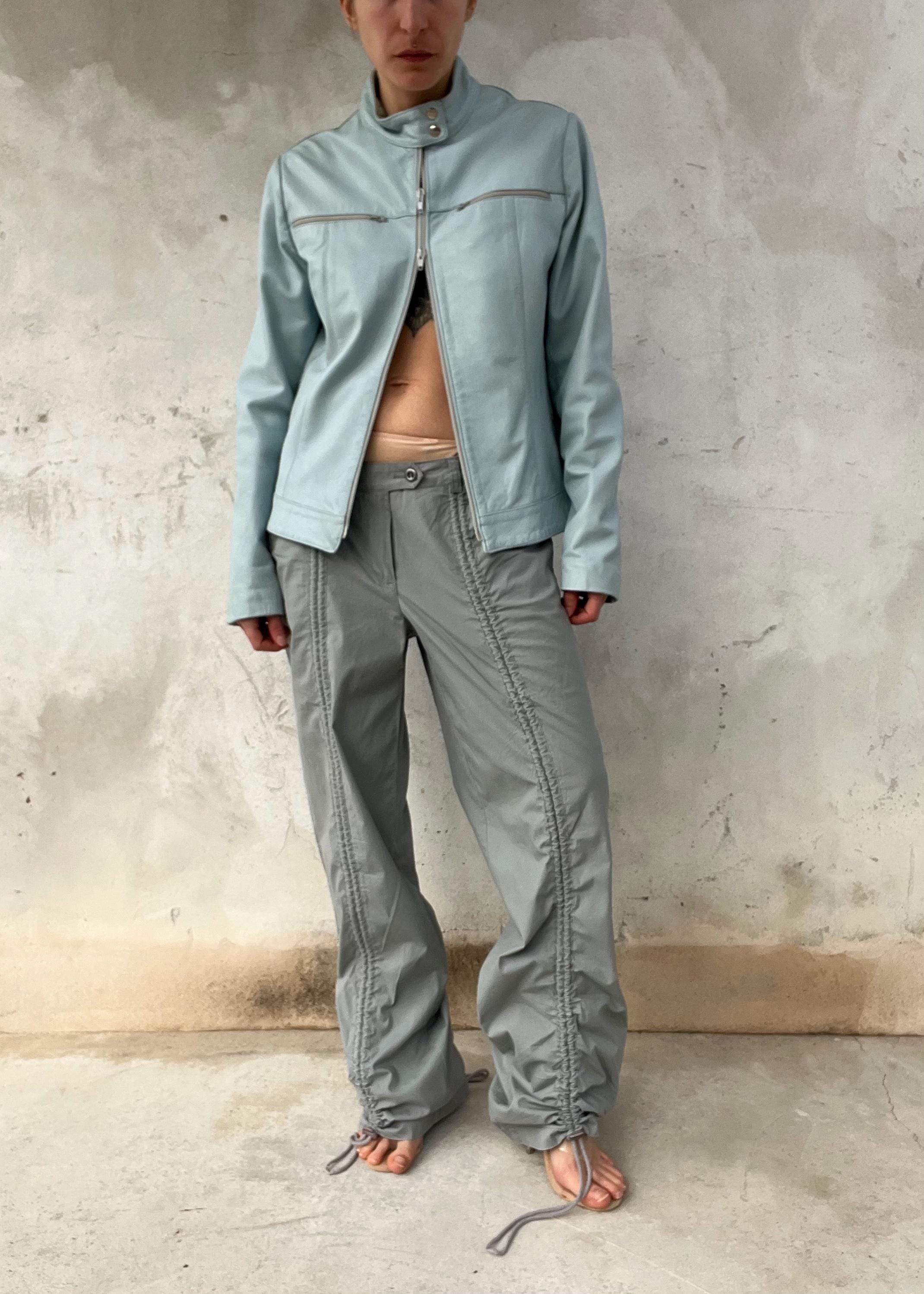 Giacca in vera pelle baby blue Y2K biker minimal con zip argento