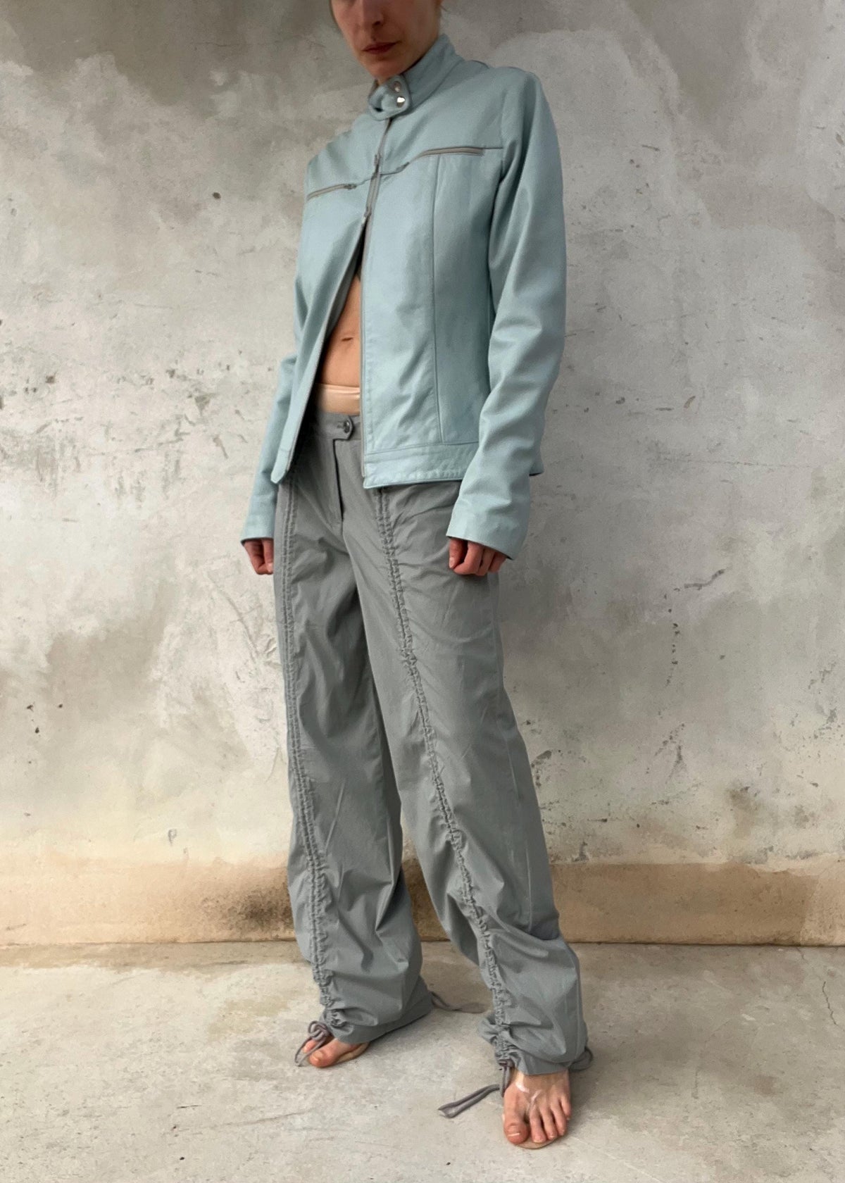 Giacca in vera pelle baby blue Y2K biker minimal con zip argento