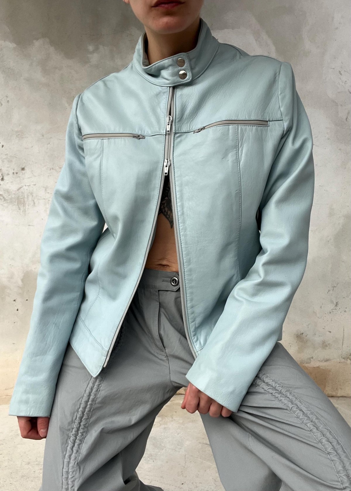 Giacca in vera pelle baby blue Y2K biker minimal con zip argento